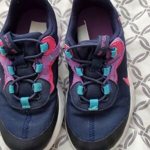 Used Girls Nike sneakers